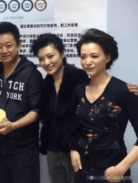 周濤再婚,董卿敬酒說「周姐不容易,你好好待她」後一飲而盡