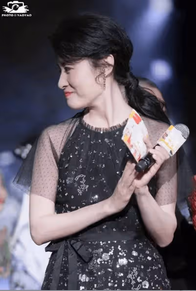 周濤再婚,董卿敬酒說「周姐不容易,你好好待她」後一飲而盡