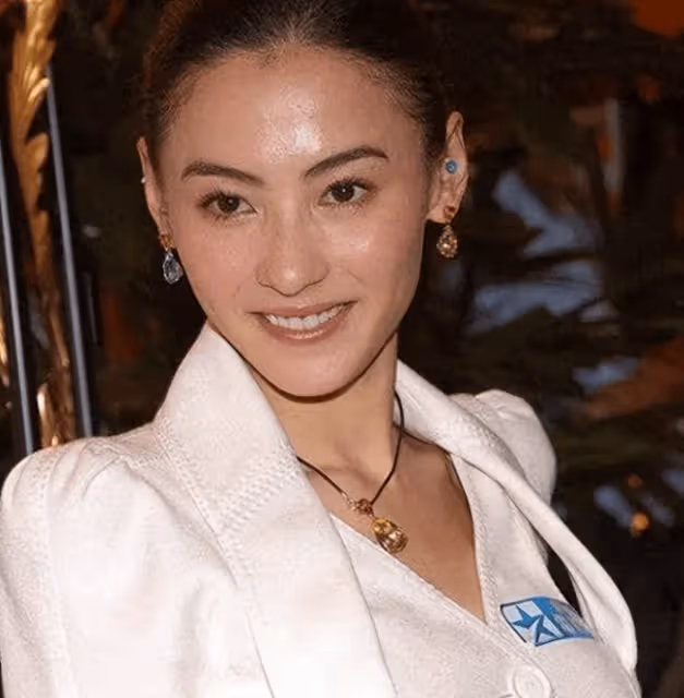 震驚!張柏芝再婚3胎當花童,婚禮現場照片被曝出,謝霆鋒隔空祝福
