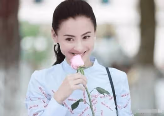 震驚!張柏芝再婚3胎當花童,婚禮現場照片被曝出,謝霆鋒隔空祝福