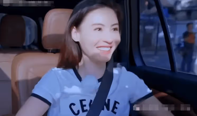 王菲大肚遮不住,謝霆鋒豪擲千萬為肚中孩子祈福,謝賢得知後暴怒立刻公布遺產