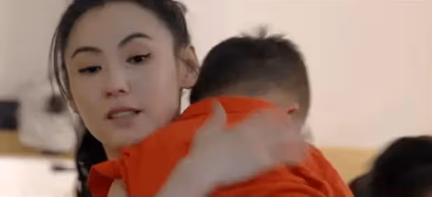 王菲大肚遮不住,謝霆鋒豪擲千萬為肚中孩子祈福,謝賢得知後暴怒立刻公布遺產