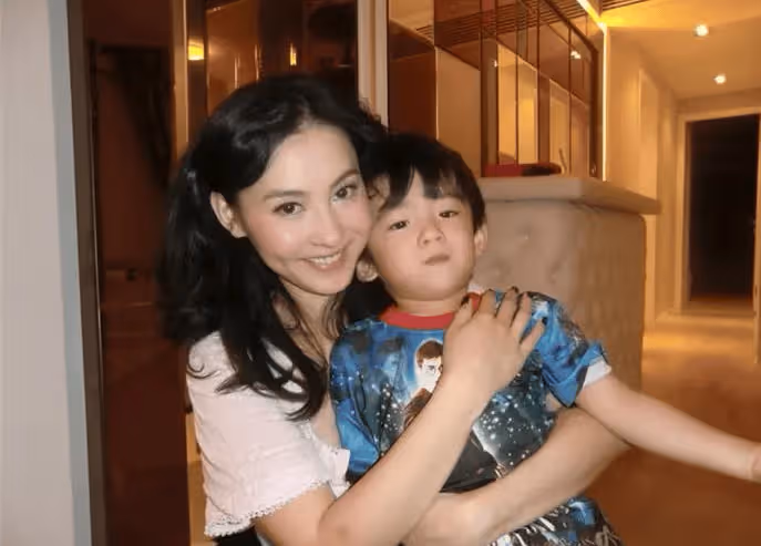 不忍了!謝霆鋒親口說出與張柏芝三胎孩子的關係,難怪至今不娶王菲