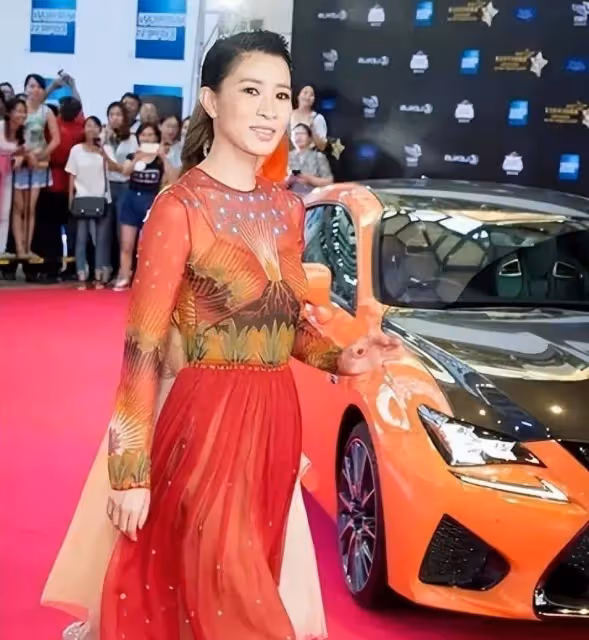 48歲佘詩曼變「車模」還這麼保守！穿著長裙，氣質真的很高端