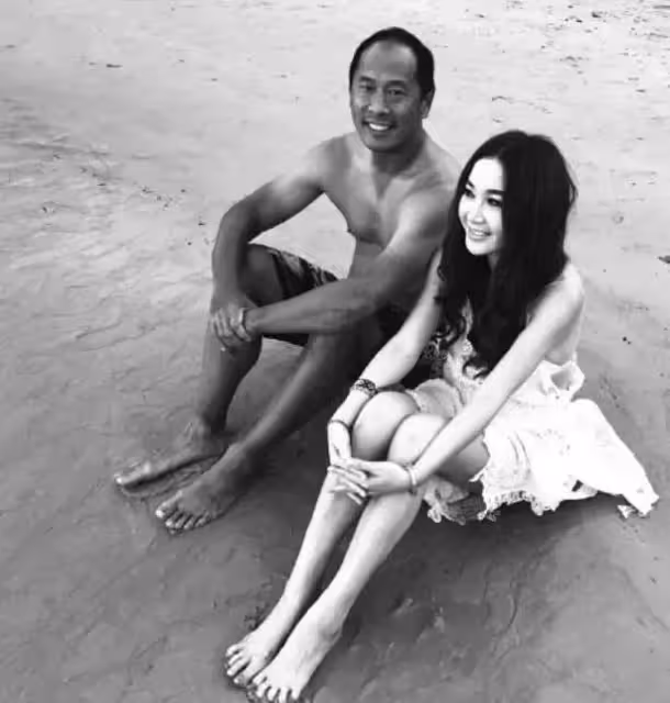 溫碧霞太搞笑了！沒給老公P過圖！她美的像仙女，老公黑的像老農