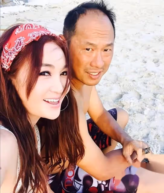 溫碧霞太搞笑了！沒給老公P過圖！她美的像仙女，老公黑的像老農