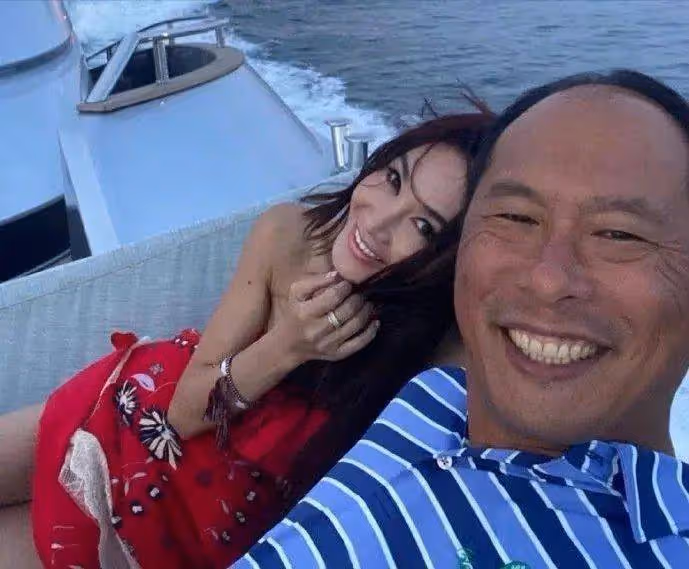 溫碧霞太搞笑了！沒給老公P過圖！她美的像仙女，老公黑的像老農