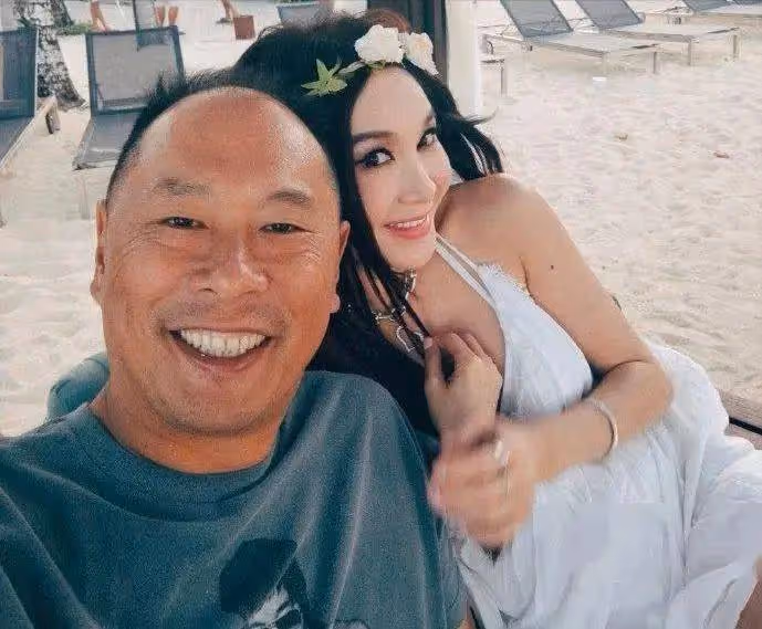 溫碧霞太搞笑了！沒給老公P過圖！她美的像仙女，老公黑的像老農