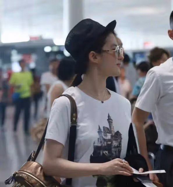 劉亦菲母女合體走機場，媽媽身材發福胖一圈，滿身大牌好闊氣