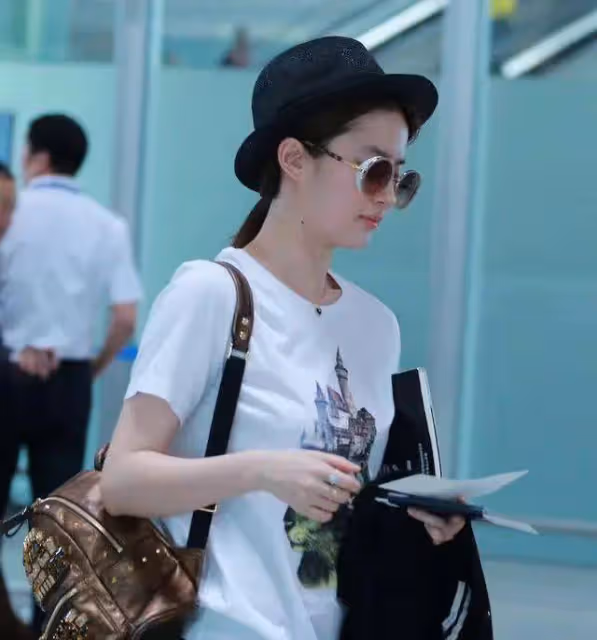 劉亦菲母女合體走機場，媽媽身材發福胖一圈，滿身大牌好闊氣