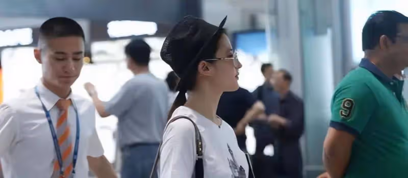 劉亦菲母女合體走機場，媽媽身材發福胖一圈，滿身大牌好闊氣