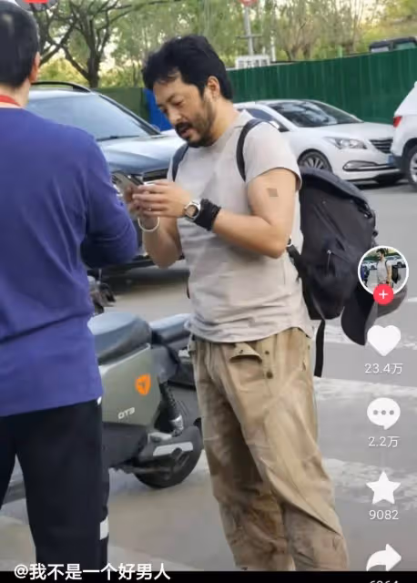 演員富大龍罕見露面，穿著樸素滿臉絡腮鬍子，戴的鏤空手錶引熱議