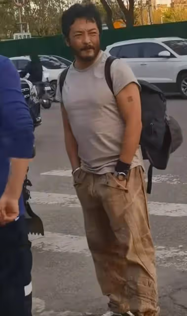 演員富大龍罕見露面，穿著樸素滿臉絡腮鬍子，戴的鏤空手錶引熱議
