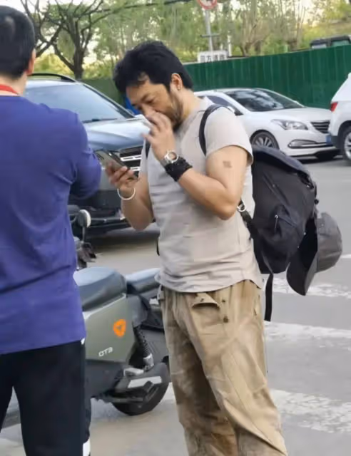 演員富大龍罕見露面，穿著樸素滿臉絡腮鬍子，戴的鏤空手錶引熱議