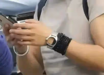 演員富大龍罕見露面，穿著樸素滿臉絡腮鬍子，戴的鏤空手錶引熱議