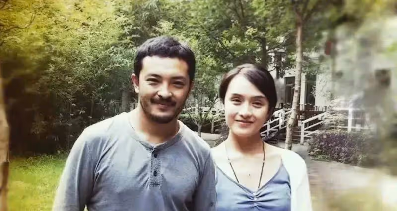 演員富大龍罕見露面，穿著樸素滿臉絡腮鬍子，戴的鏤空手錶引熱議