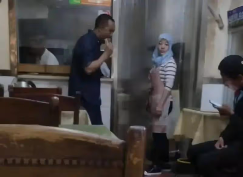 演員富大龍罕見露面，穿著樸素滿臉絡腮鬍子，戴的鏤空手錶引熱議