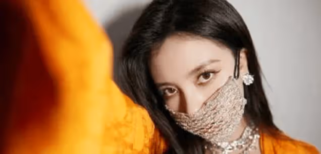 宋妍霏鑽石口罩上熱搜，一千萬粉絲急忙控評，路人勸說別侮辱口罩