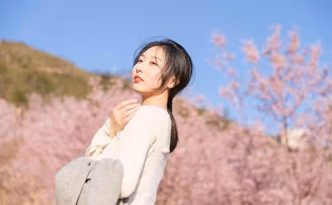 大哥外出打工不在家,每逢打雷的時候,大嫂就讓我去她的房間