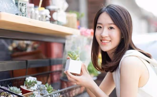 大哥外出打工不在家,每逢打雷的時候,大嫂就讓我去她的房間