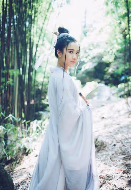 15歲女子躲雨,在瓜棚與人共宿一夜,老漢說:做我妻子