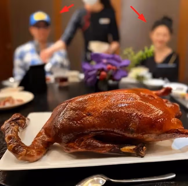 大S和老公牽手坐車,慶功宴都是葷菜,大S什麼時候開始吃葷了?
