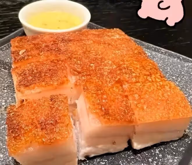 大S和老公牽手坐車,慶功宴都是葷菜,大S什麼時候開始吃葷了?