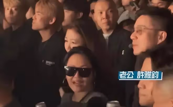 大S和老公牽手坐車,慶功宴都是葷菜,大S什麼時候開始吃葷了?