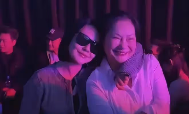 大S和老公牽手坐車,慶功宴都是葷菜,大S什麼時候開始吃葷了?