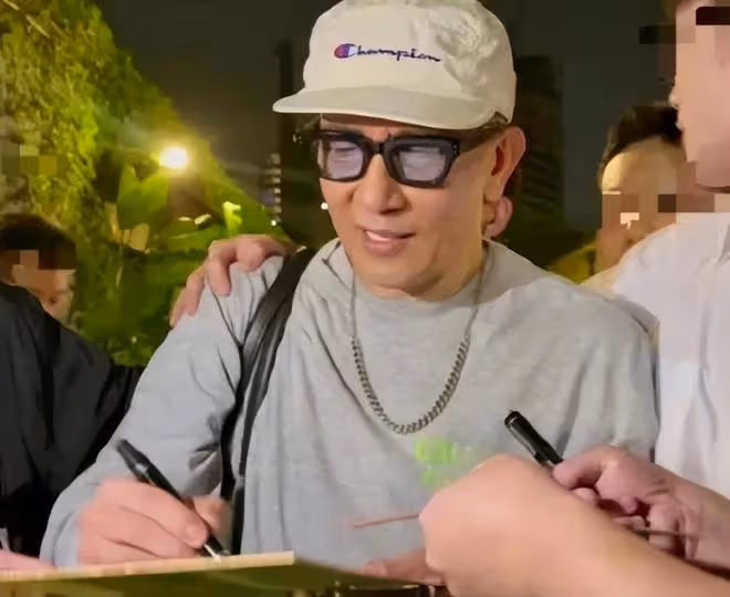 大S和老公牽手坐車,慶功宴都是葷菜,大S什麼時候開始吃葷了?