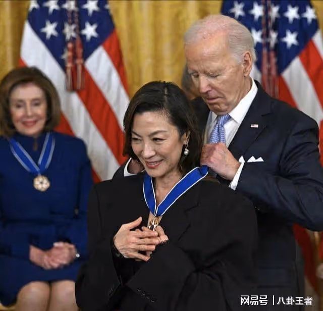 楊紫瓊獲美國總統自由勳章！為華裔女星爭光，可她是馬來西亞人