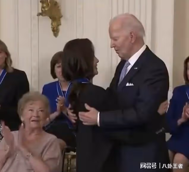 贏麻了！楊紫瓊在白宮獲頒美國總統自由勳章，真為華裔女星爭光