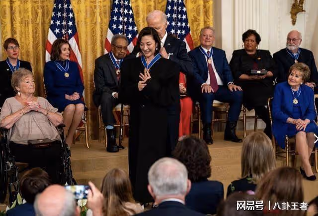 贏麻了！楊紫瓊在白宮獲頒美國總統自由勳章，真為華裔女星爭光