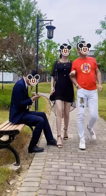 妻子不小心踩到一男子的腳,丈夫連忙道歉,男子大度沒有計較