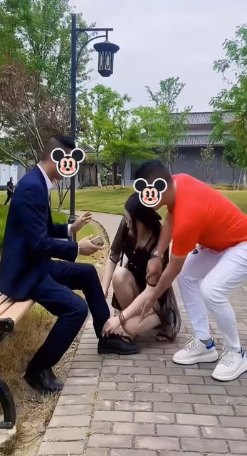 妻子不小心踩到一男子的腳,丈夫連忙道歉,男子大度沒有計較