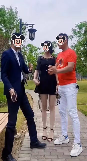 妻子不小心踩到一男子的腳,丈夫連忙道歉,男子大度沒有計較