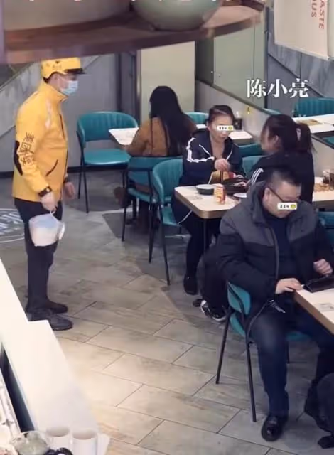 女孩不顧母親反對,願意和男友同舟共濟,網友:這樣的好女孩少見