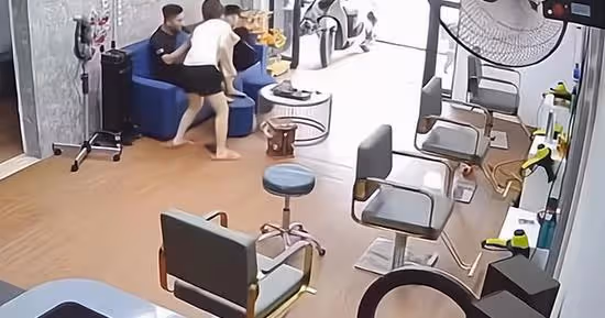 女子摔倒趴在地上好久,兩男子笑而不動,網友:難怪你們單身