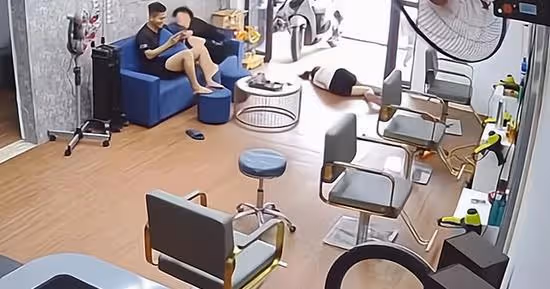 女子摔倒趴在地上好久,兩男子笑而不動,網友:難怪你們單身