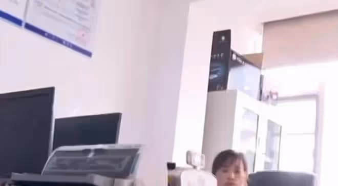女子嫌貧愛富拋棄丈夫孩子,最後自己被別人拋棄,丈夫 咎由自取