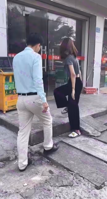 女子坐地上譴責男友信息不回電話不接,男子:你怎麼沒有自知之明