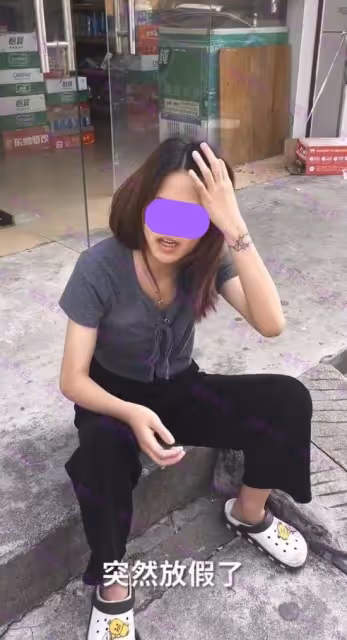 女子坐地上譴責男友信息不回電話不接,男子:你怎麼沒有自知之明