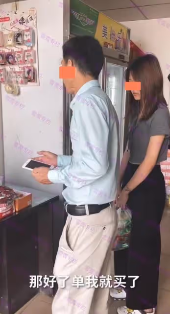 女子坐地上譴責男友信息不回電話不接,男子:你怎麼沒有自知之明