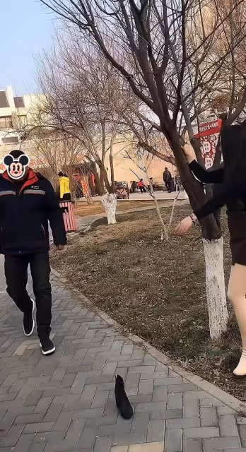 女子叫路過的男子幫她穿鞋,男子看她有幾分姿色:你先答應嫁給我