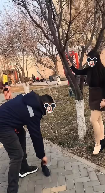 女子叫路過的男子幫她穿鞋,男子看她有幾分姿色:你先答應嫁給我