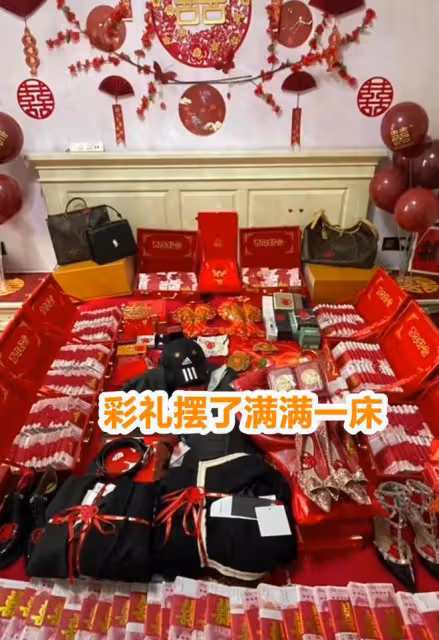 女子分享兒子訂婚現場,豐厚彩禮吸引眾多人圍觀:婆婆顏值可真高