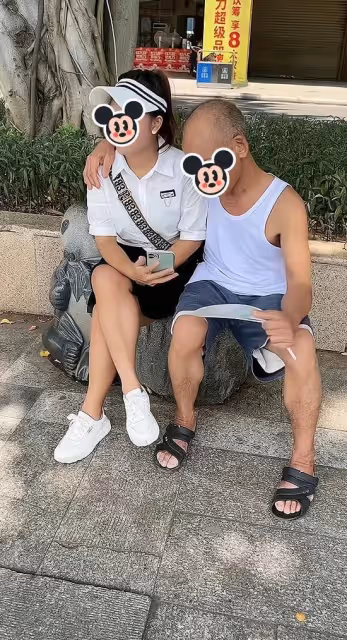 女子與一位大爺打情罵俏,路人疑惑上前詢問,女子:他是我男朋友