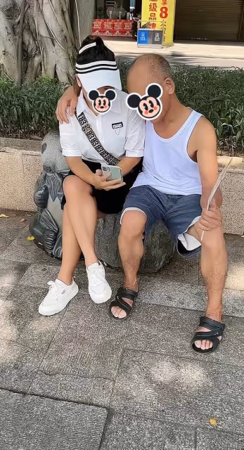 女子與一位大爺打情罵俏,路人疑惑上前詢問,女子:他是我男朋友