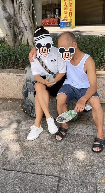 女子與一位大爺打情罵俏,路人疑惑上前詢問,女子:他是我男朋友