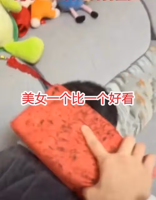 安徽男子悠哉刷美女視頻,被妻子發現想划走,奈何連刷4個全都是
